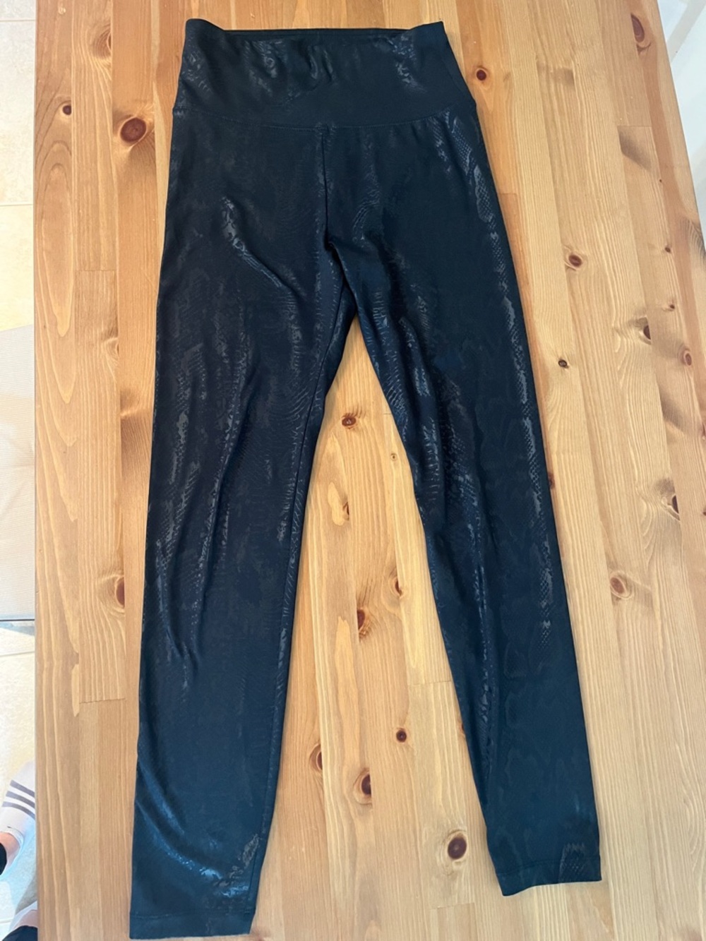 American Eagle small black leggings, with nice animal print